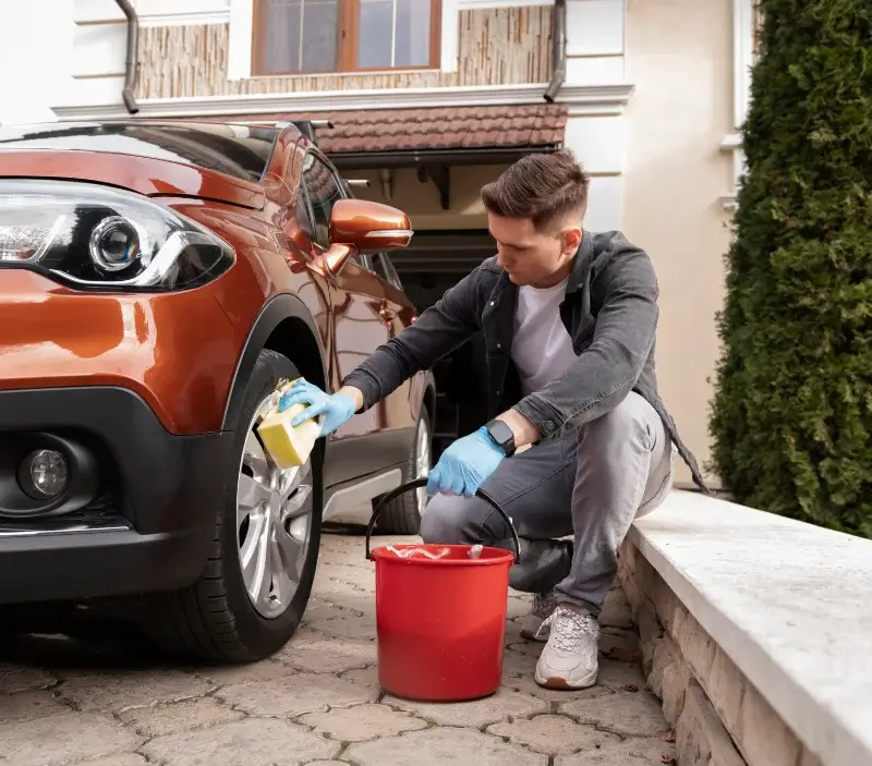 Lavage auto à domicile La Chartre-sur-le-Loir : professionnel intervenant sur un véhicule
